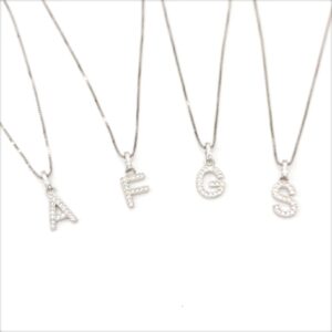 Collana con lettera zirconata