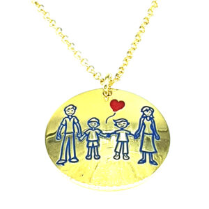 Collana con ciondolo dorato forma tonda diametro 2 cm realizzato in argento 925 modello famiglia due maschi. Lunghezza 40+3 cm.